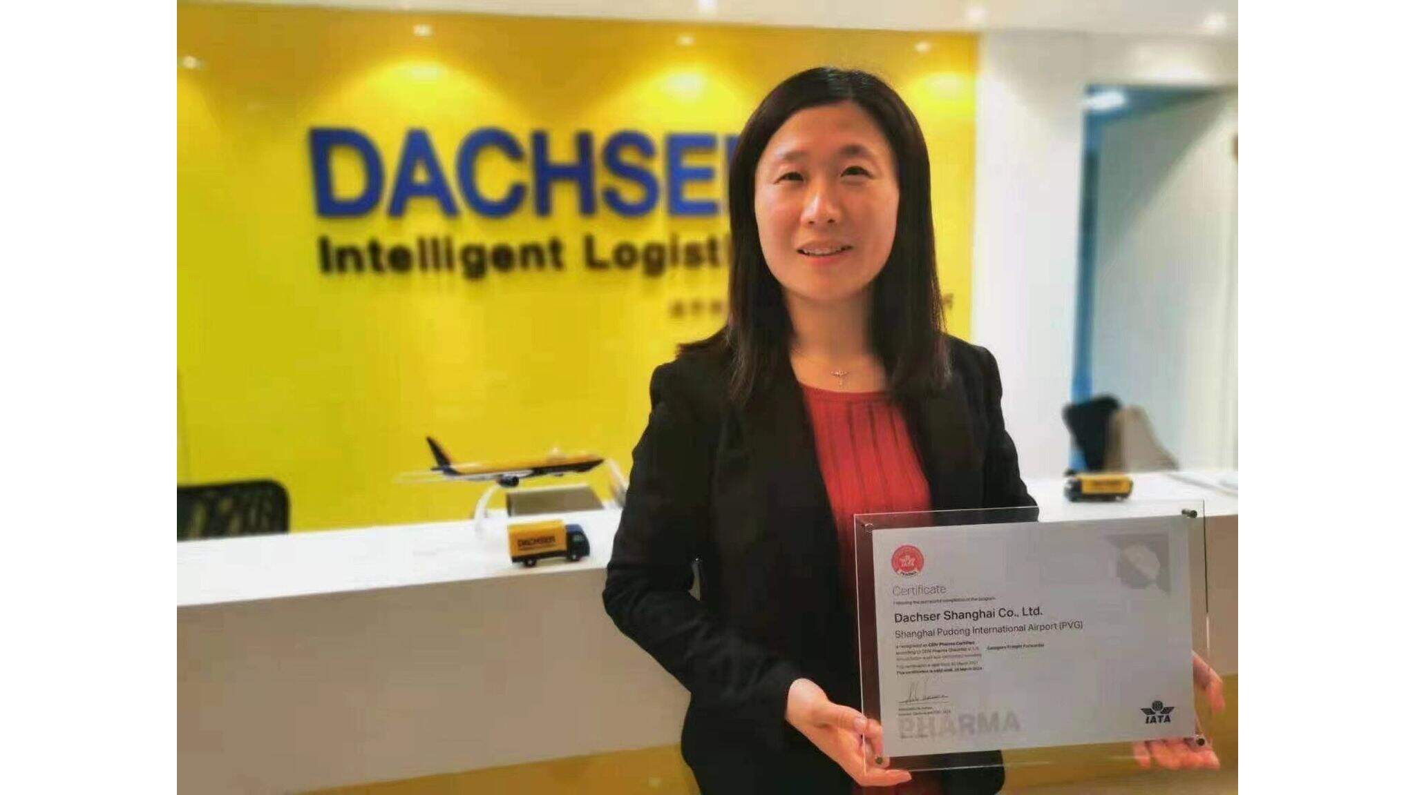 Michelle Jiang, Team Leader Life Science & Healthcare Air & Sea Logistics North China, delightedly receiving the IATA’s CEIV Pharma Certificate for Dachser Shanghai Michelle Jiang, Team Leader Life Science & Healthcare Air & Sea Logistics North China, delightedly receiving the IATA’s CEIV Pharma Certificate for Dachser Shanghai