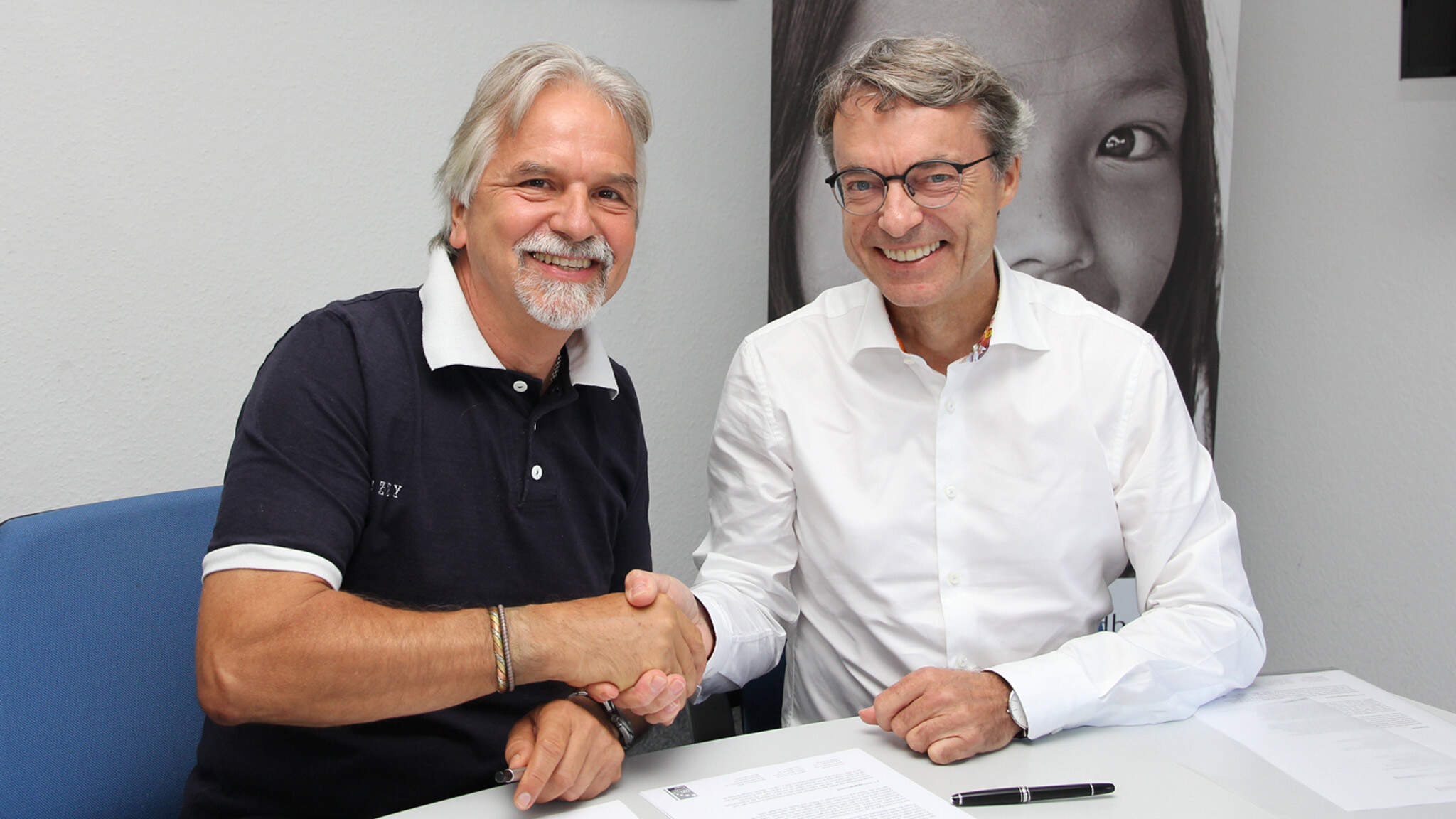 Albert Recknagel, Executive Spokesman terre des hommes (left) and Bernhard Simon, CEO DACHSER (right) Albert Recknagel, Executive Spokesman terre des hommes (left) and Bernhard Simon, CEO DACHSER (right)