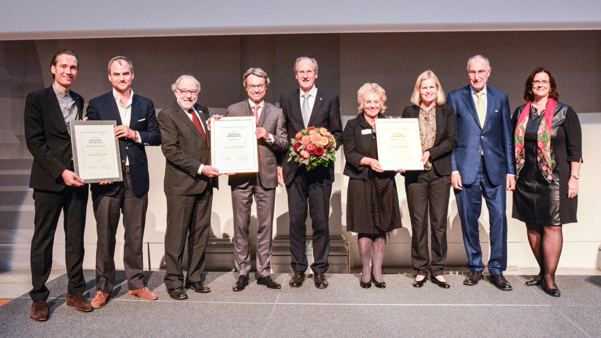 Bernhard Simon, CEO of DACHSER SE, and Edgar Marsh, Chairman of the Presidium of terre des hommes Germany.