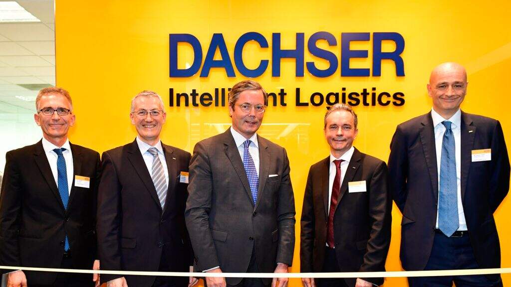Opening the new DACHSER Singapore office: Dr Tim Philippi (left), Executive Director, Singaporean-German Chamber of Industry and Commerce, and Dr Ulrich A. Sante (middle), Ambassador of Germany to Singapore, with the DACHSER management team