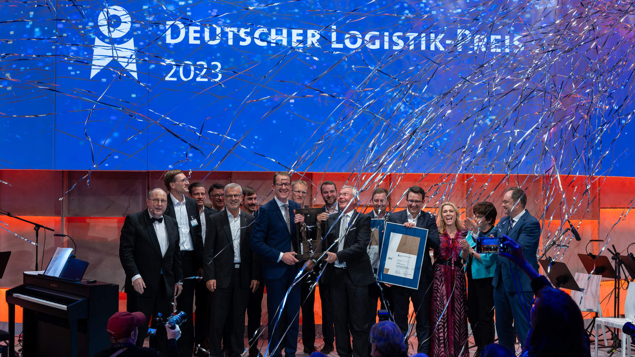 Burkhard Eling, DACHSER CEO, and Prof. Dr. Dr. h.c.. Michael ten Hompel, Executive Director of the Fraunhofer IML, accept the German Logistics Award together with the Fraunhofer IML and DACHSER teams. Photo: BVL/Bublitz Burkhard Eling, DACHSER CEO, and Prof. Dr. Dr. h.c.. Michael ten Hompel, Executive Director of the Fraunhofer IML, accept the German Logistics Award together with the Fraunhofer IML and DACHSER teams. Photo: BVL/Bublitz